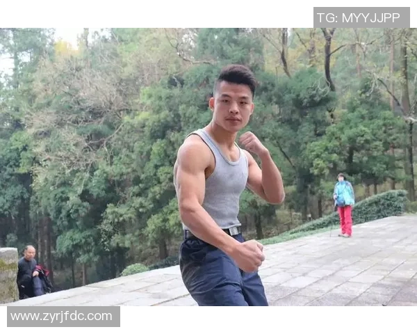 贾诚的成长之路：从平凡少年到职场精英的蜕变故事