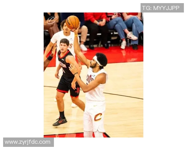 火箭与骑士在NBA夏季联赛中激战正酣新秀表现引人瞩目